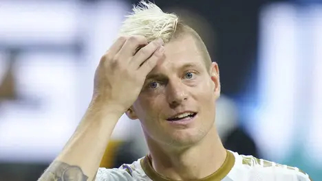 英格兰足球传奇教练风采：弗格森爵士、阿森纳不败赛季与利物浦重生舵手